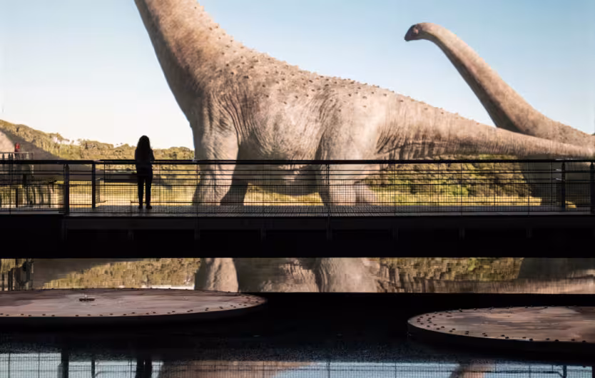 dinosaures sauropodes reflets eau