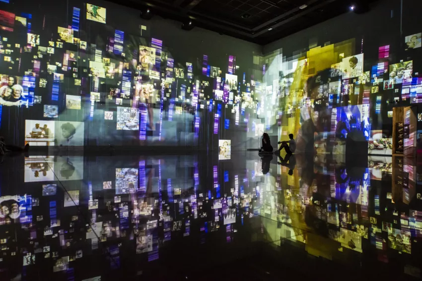 © Culturespaces / Anaka Photographie Vue exposition visiteurs Memories Bassins