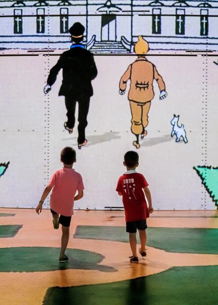 Vue exposition Tintin bassins enfants qui courent