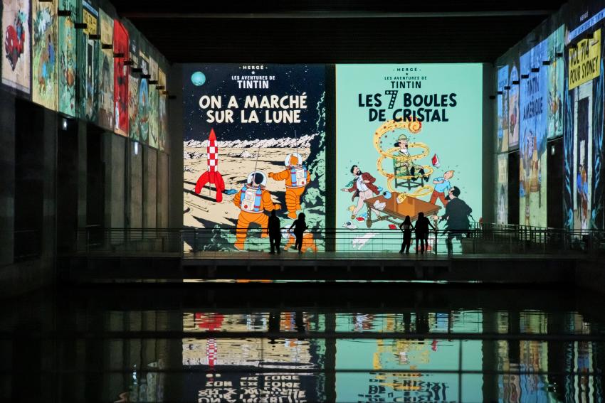 Vue exposition couvertures albums Tintin projetés Bassins