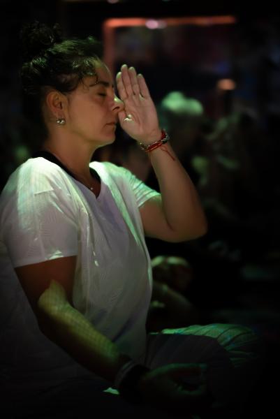 Personne faisant du yoga aux Bassins des Lumières