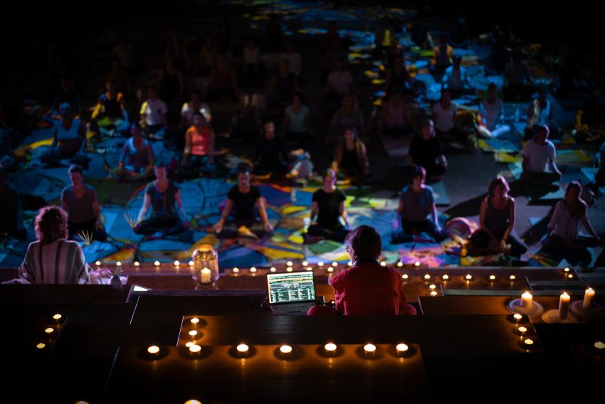 public faisant du yoga aux Bassins