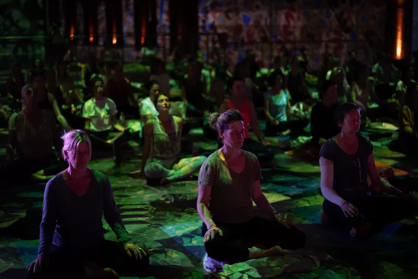 public en train de faire du yoga Bassins