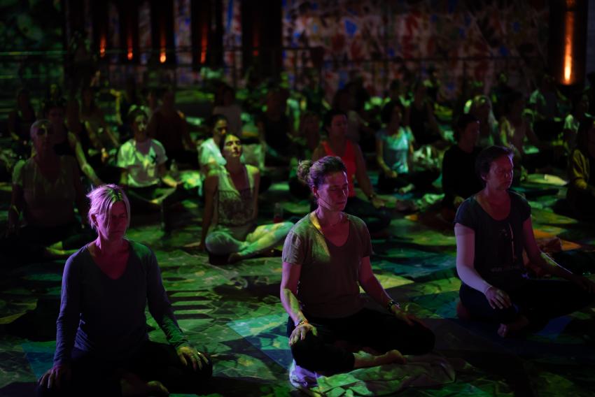 public en train de faire du yoga Bassins