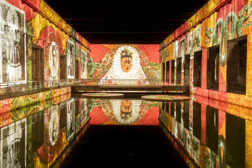 frida kahlo oeuvre fond rouge