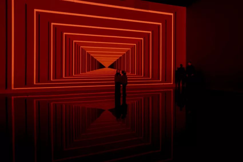 couple et lignes rouges