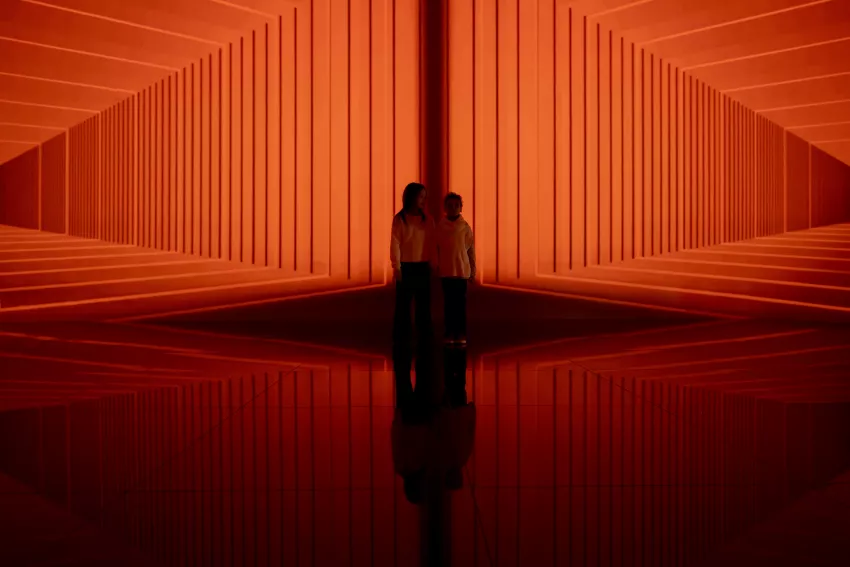 l'échappée des lignes fond rouge