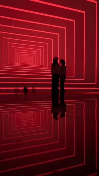 enfants sur lignes rouges