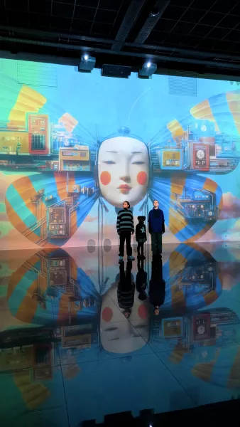 masque blanc dans un paysage colorés